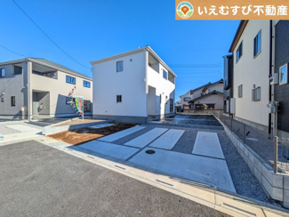 【駐車場】 | 2台駐車可能なスペース完備
しっかり舗装してある駐車スペースで天気が悪く足元が悪い日でも乗り降りしやすい♪