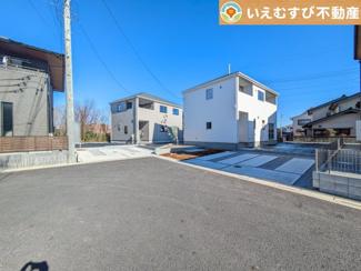 【前面道路含む現地写真】 | 充分な広さの前面道路
間口が広くお車の出し入れも問題なく行えるスペースが確保されています♪