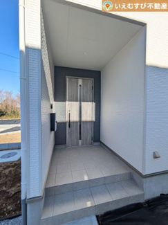 【エントランス】 | 雨が防げる広々エントランス
駐車場からアクセスの良いエントランス。雨の日や荷物が多くても安心の動線♪