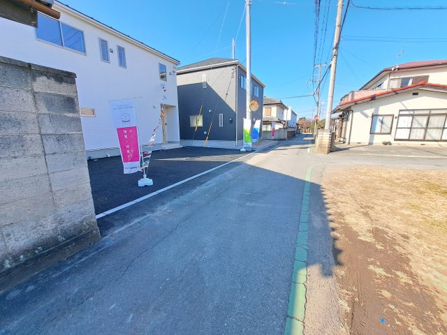 新築　桐生市新里町新川第1　クレイドルガーデン　2号棟の前面道路含む現地写真|現地写真　北側接道幅員約4ｍ
