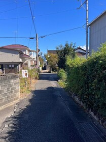 売土地の前面道路含む現地写真