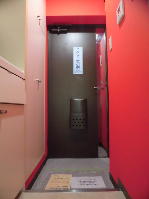 烏山ダイカンプラザⅠ号館の玄関