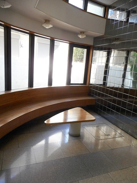 烏山ダイカンプラザⅠ号館のロビー|広々ロビー
