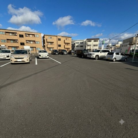 電材ビルの駐車場