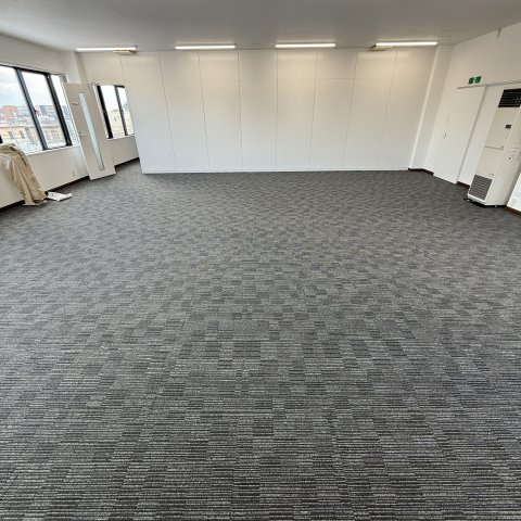 電材ビルの内装