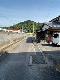 売土地の前面道路含む現地写真