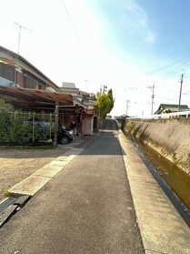 売土地の前面道路含む現地写真