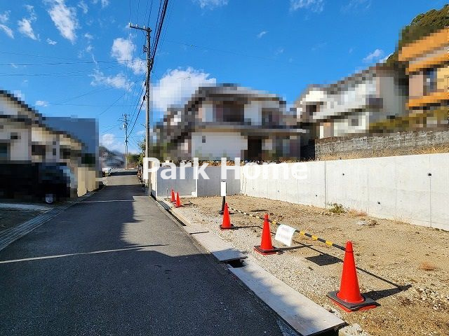 高知市西秦泉寺・西棟-建築条件付き-売土地の前面道路含む現地写真