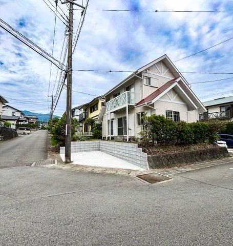 【駐車場】 | 裾野市千福が丘1丁目 中古住宅 XH05486 | 裾野市千福が丘1丁目　駐車場　リフォーム後