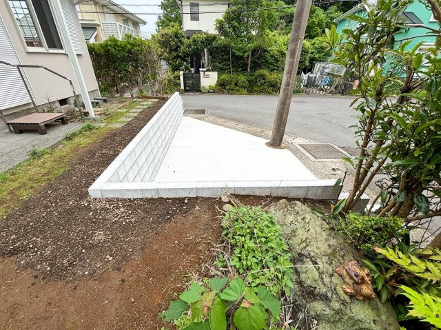 【駐車場】 | 裾野市千福が丘1丁目 中古住宅 XH05486 | 裾野市千福が丘1丁目　駐車場　リフォーム後