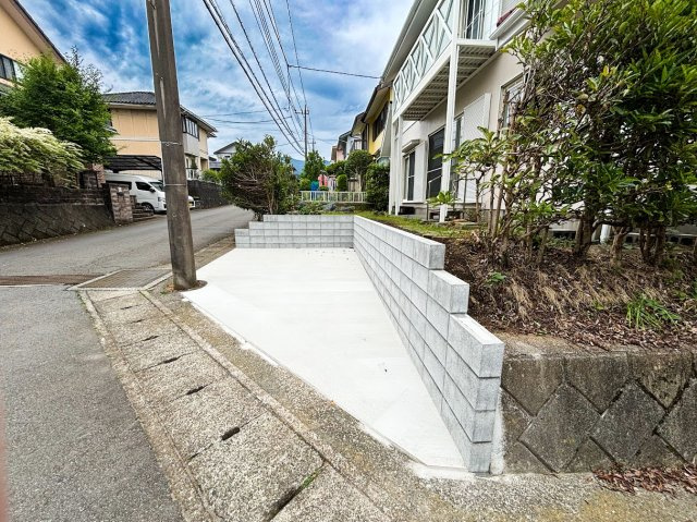 【駐車場】 | 裾野市千福が丘1丁目 中古住宅 XH05486 | 裾野市千福が丘1丁目　駐車場　リフォーム後