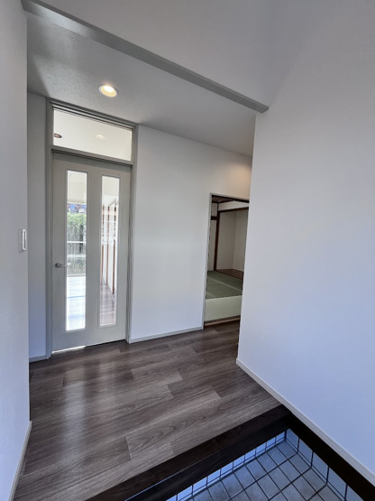 【玄関】 | 裾野市千福が丘1丁目 中古住宅 XH05486 | 裾野市千福が丘1丁目　玄関　リフォーム後