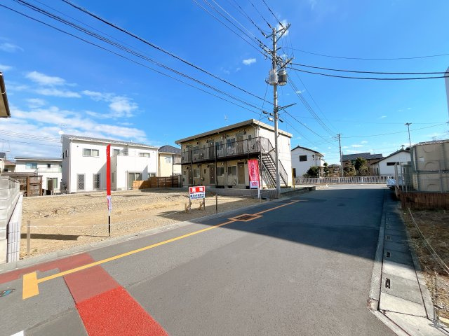 熊谷市新堀　建築条件無し売地の前面道路含む現地写真