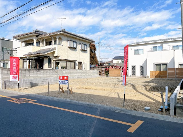 熊谷市新堀　建築条件無し売地の前面道路含む現地写真