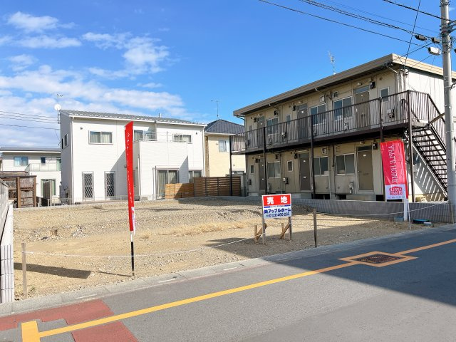 熊谷市新堀　建築条件無し売地の前面道路含む現地写真