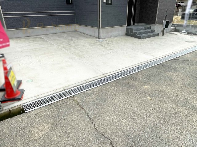 つくば市自由ケ丘VIII　新築戸建て　1号棟の駐車場|カースペースは3台完備。ゲスト用のスペースも確保できますね♪