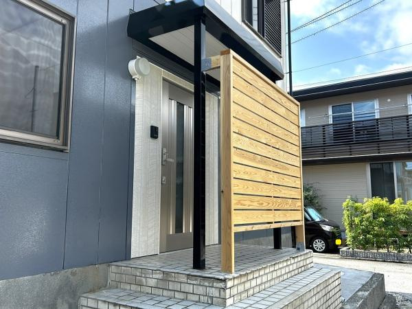 高知市若草町 中古戸建ての玄関