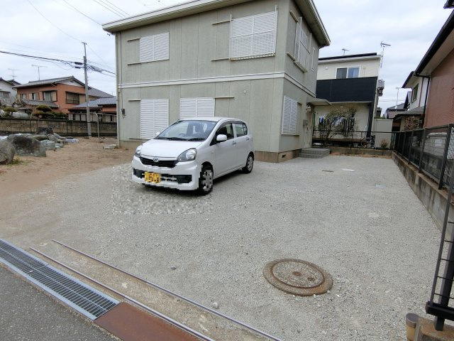 中の島町貸家の駐車場