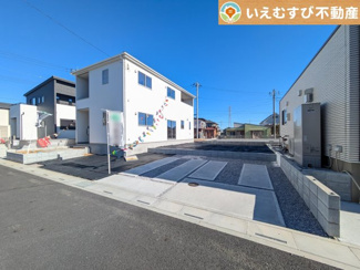 【駐車場】 | 2台駐車可能なスペース完備
しっかり舗装してある駐車スペースで天気が悪く足元が悪い日でも乗り降りしやすい♪