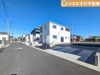 【前面道路含む現地写真】 | 充分な広さの6ｍ前面道路
間口が広くお車の出し入れも問題なく行えるスペースが確保されています♪