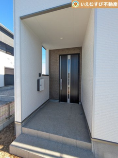 【エントランス】 | 落ち着いた色づかいのエントランス
駐車場からアクセスの良いエントランス。雨の日や荷物が多くても安心の動線♪