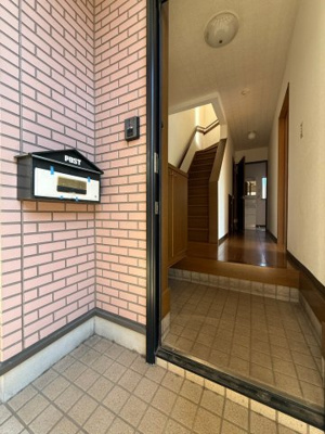 【エントランス】 | マリオン | 玄関ドアを開けてすぐ横にポストがあります