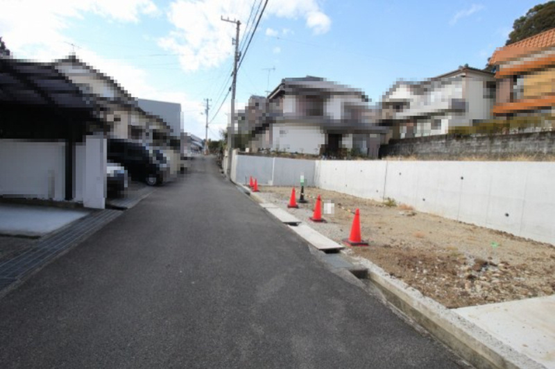 西秦泉寺　建築条件付き　西棟　売土地　（全2区画）　の前面道路含む現地写真