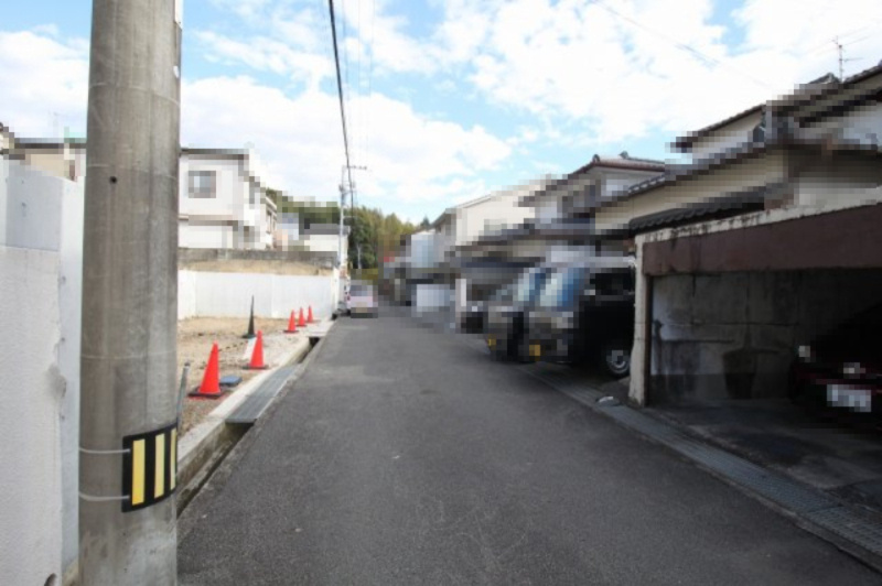 西秦泉寺　建築条件付き　西棟　売土地　（全2区画）　の前面道路含む現地写真