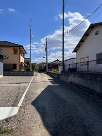 売土地の前面道路含む現地写真