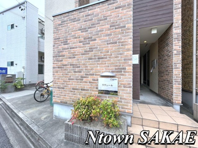 【エントランス】 | リヴェール | 清潔なエントランスです