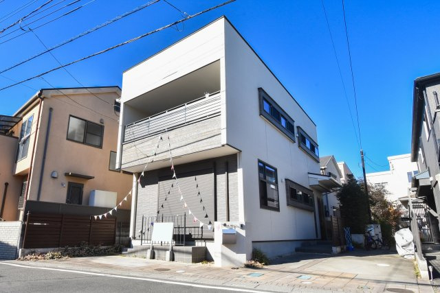 ふじみ野市大井１丁目の中古一戸建の外観|スタイリッシュなモダンな外装の一戸建てです。南向きの立地で、1階のリビングや2階のバルコニーにたっぷりの陽光が降り注ぎ、明るく温かな空間が広がります。