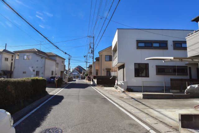 ふじみ野市大井１丁目の中古一戸建の前面道路含む現地写真|前面道路は幅員6mあり、開放的な立地です。