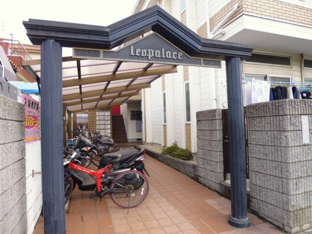 レオ西明石のエントランス
