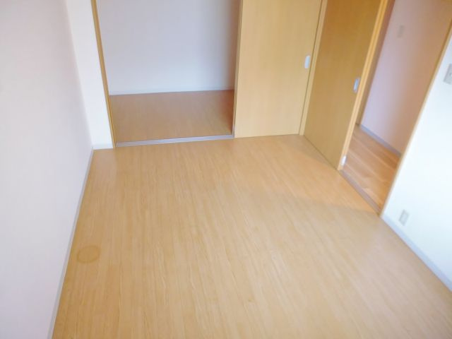 YKハイツ宮の上の洋室