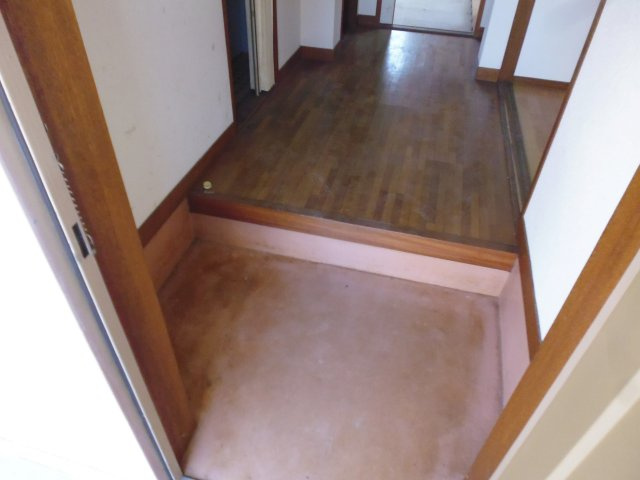 ハイフラット静徳の玄関