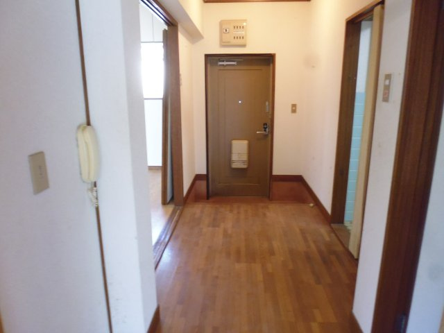 ハイフラット静徳の玄関