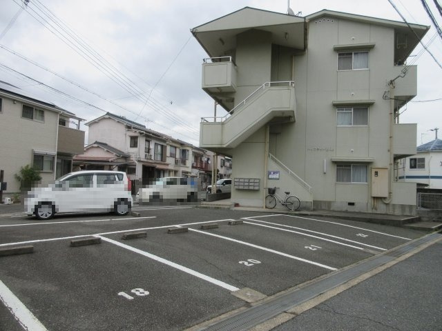 ハイフラット静徳の駐車場