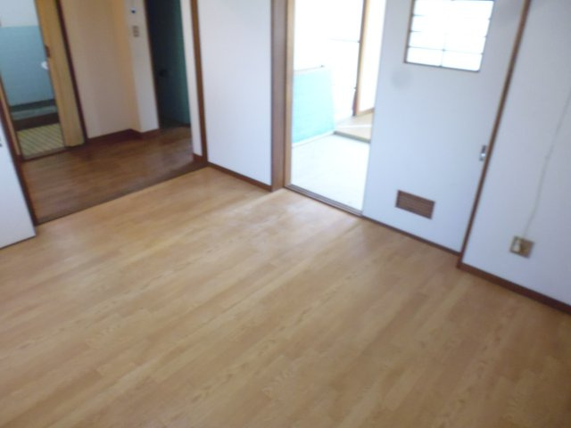 ハイフラット静徳の洋室