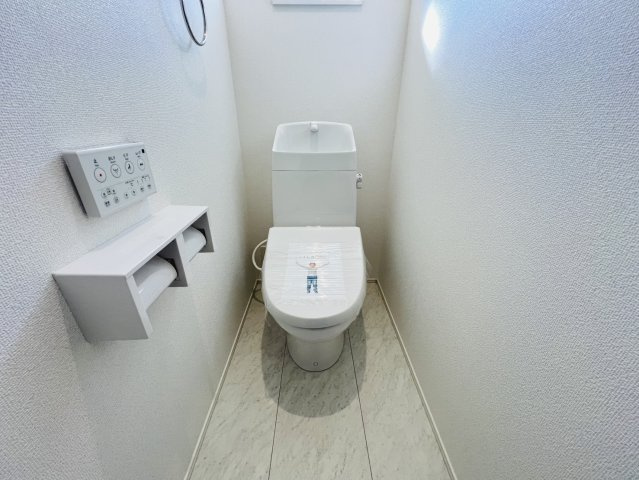 高浜市屋敷町２丁目5-22『仲介手数料無料』新築戸建てのトイレ