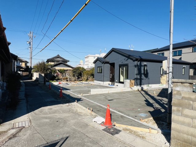 高浜市屋敷町２丁目5-22『仲介手数料無料』新築戸建ての前面道路含む現地写真