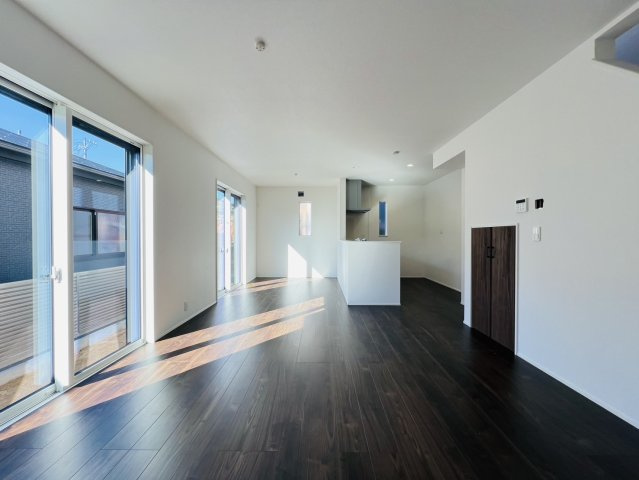 高浜市屋敷町２丁目5-22『仲介手数料無料』新築戸建ての居間・リビング