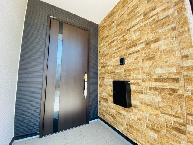 ケイアイグレイス／東区戸島１期／１号棟のエントランス|明るい印象の玄関。雨の日でも濡れずに宅配の荷物が受け取れます。