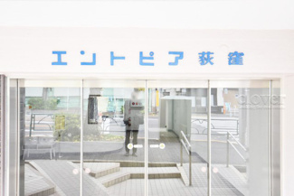 【エントランス】 | マンションの正面エントランス。出入りする人間を癒してくれるマンション入り口であり、その建物の「顔」でもあります。～即日のご見学可能～　お問合せはお気軽にどうぞ。