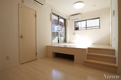 【居間・リビング】 | ClairPlage(クレールプラージュ) | こちらの居間で趣味の時間をお楽しみください