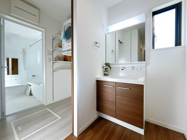 深谷市上柴町東　戸建　全1棟の独立洗面台|ゆとりの洗面スペースで朝の身支度も快適スムーズに。３面鏡で髪のセットやお化粧もストレスなくこなせ、朝から気分良く通勤通学に向かえそうですね！鏡の裏にはたっぷりと収納スペースを標準装備