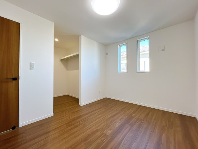 深谷市上柴町東　戸建　全1棟の洋室|収納たっぷりな居室スペース！子供部屋としての活用ももちろんOK♪沢山増えるお洋服や学校のお荷物もたっぷり収納にお任せ！