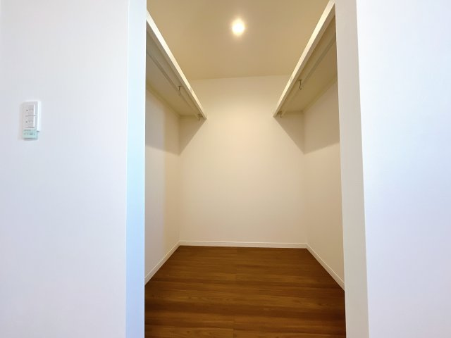 深谷市上柴町東　戸建　全1棟の収納|ウォークインクローゼットに照明も完備