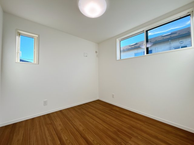 深谷市上柴町東　戸建　全1棟の洋室|２階居室は全室収納あり！たっぷりある収納活用でお部屋もキレイを保てます♪