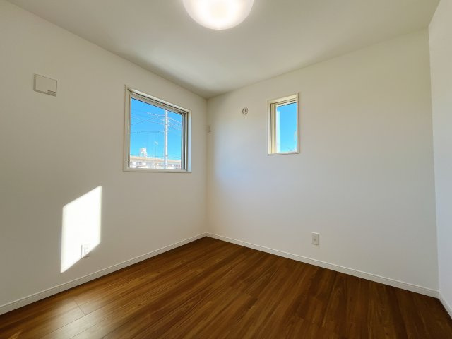 深谷市上柴町東　戸建　全1棟の洋室|２階居室は全室収納あり！たっぷりある収納活用でお部屋もキレイを保てます♪