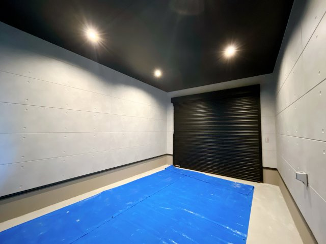 深谷市上柴町東　戸建　全1棟の駐車場|憧れのインナーガレージ！EV車専用電源付